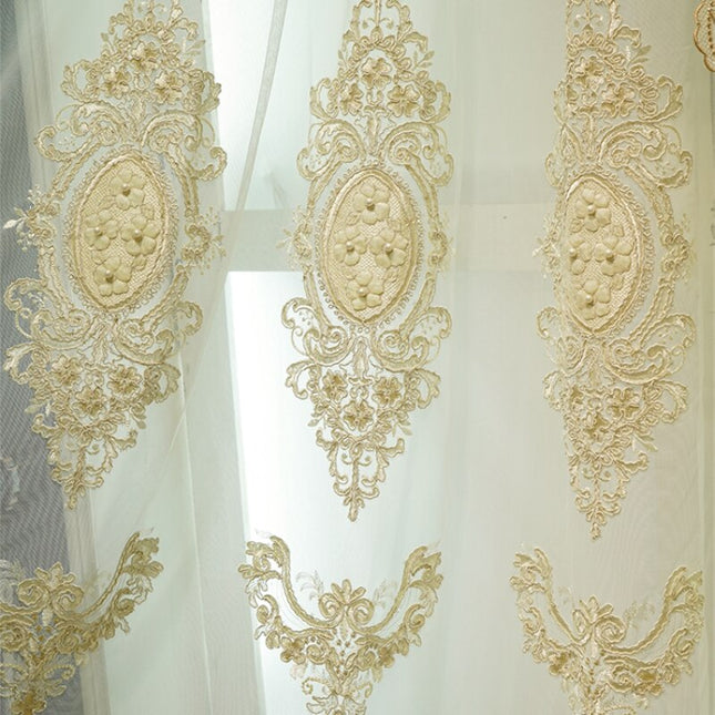 Ylellinen kirjailtu valoverho olohuoneeseen