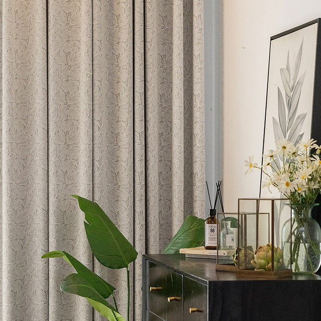 Kermanvalkoinen pimennysverho struktuurikuviolla