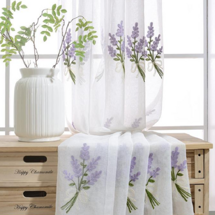 Kirjailtu valkoverho laventelikuviolla keittiöön