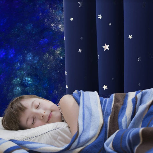Vaaleanpunainen pimennysverho tähtikuviolla lastenhuoneeseen