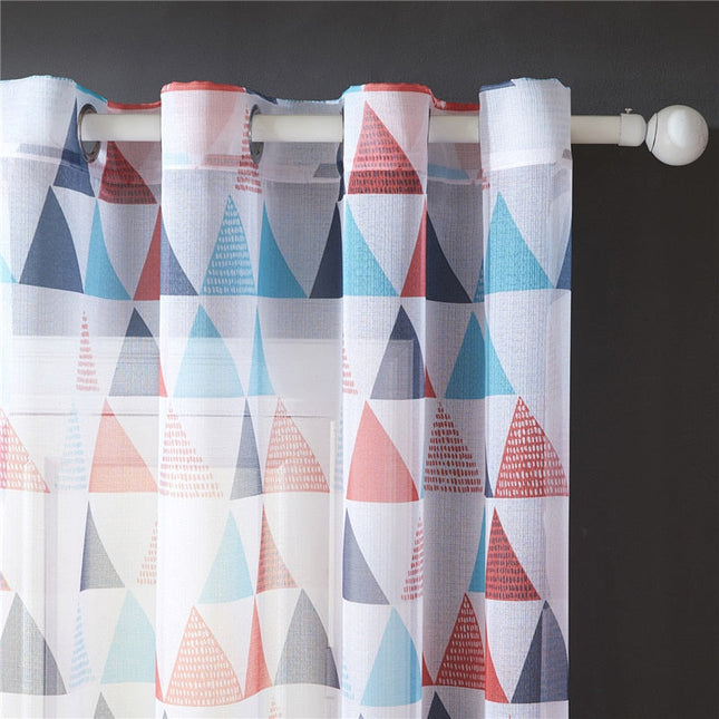 Punainen geometrisesti kuvioitu valkoverho