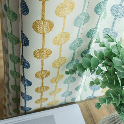 Monivärinen vihreä pilkullinen verho