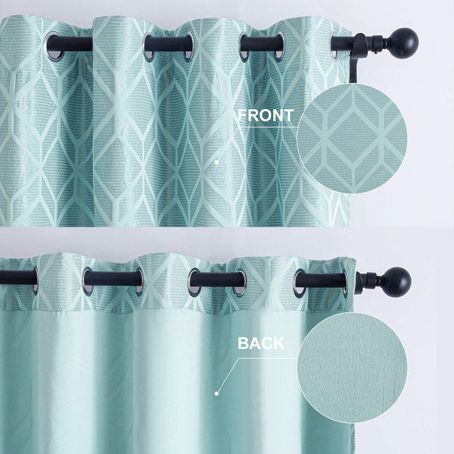 Sininen pimennysverho geometrisella kuviolla