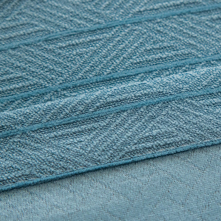 Sininen pimennysverho kudotulla tekstuurilla