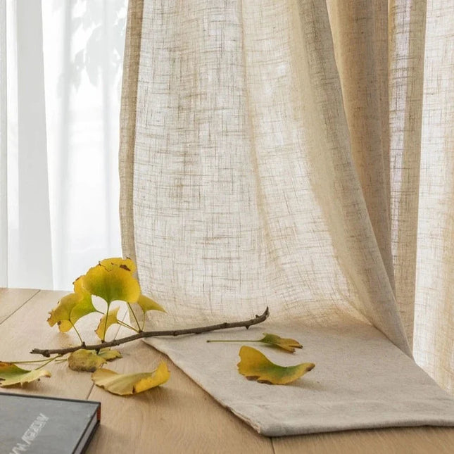 Pellavatyylinen beige valoverho olohuoneeseen
