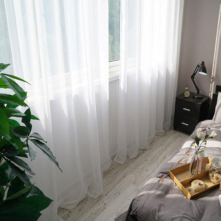 Valkoinen läpikuultava valoverho