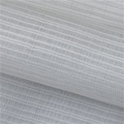 Valkoinen valoverho hillityllä ruutukuviolla