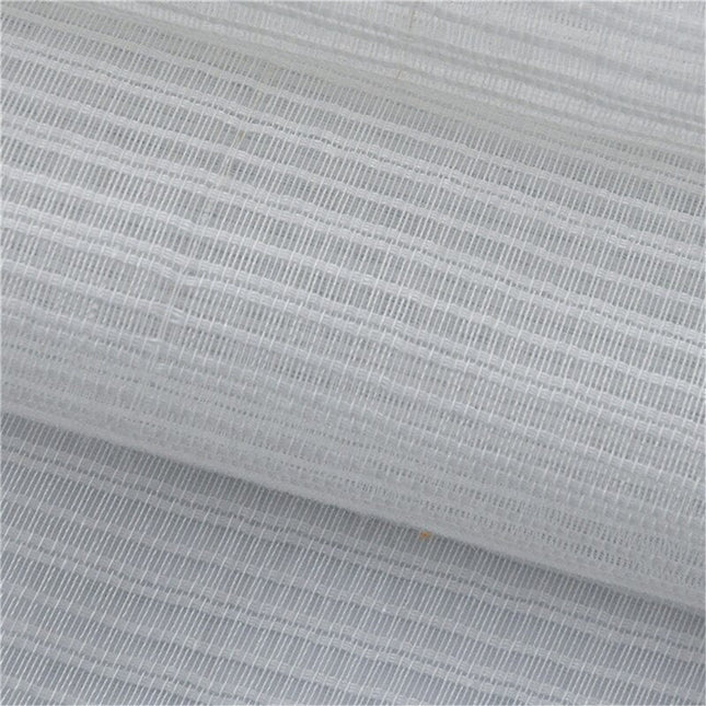 Valkoinen valoverho hillityllä ruutukuviolla