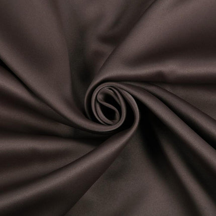 Paksu pimennysverho makuuhuoneen ikkunaan