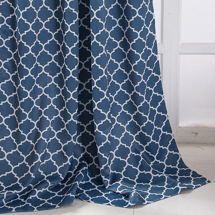 Sinivalkoinen verho marokkolaisella kuviolla