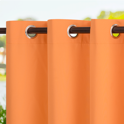 Oranssi vedenkestävä verho huvimajaan