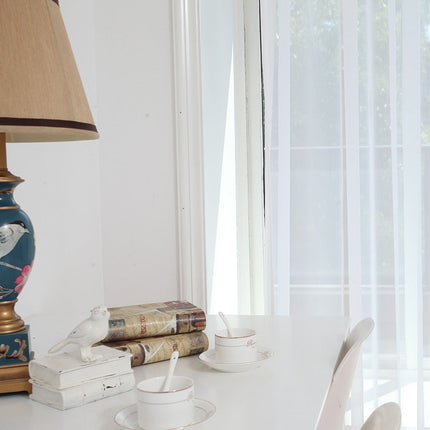 Valkoinen läpikuultava valoverho