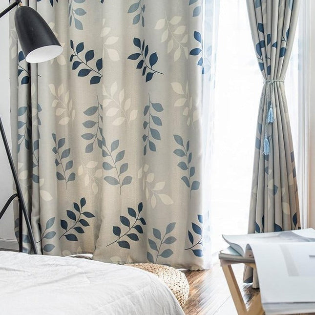 Sininen verho tyylikkäällä lehtikuviolla