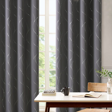 Harmaa pimennysverho hopeisilla raidoilla