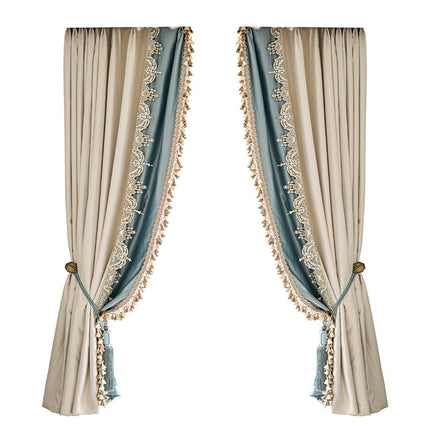 Koristeellinen pimennysverho tupsuilla ja pitsillä