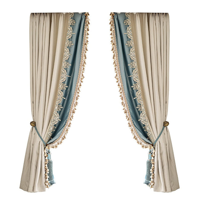 Koristeellinen pimennysverho tupsuilla ja pitsillä