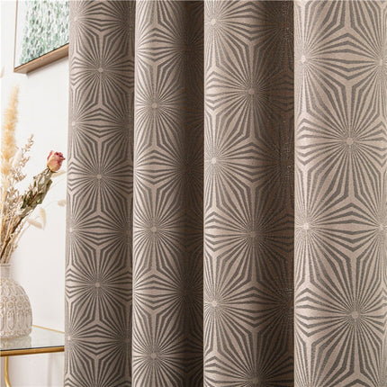 Ruskea pimennysverho geometrisella kuviolla