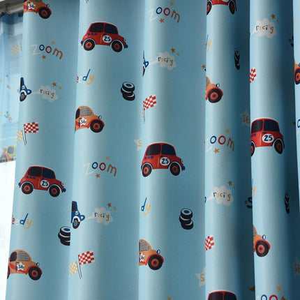 Sininen pimennysverho autoilla lastenhuoneeseen