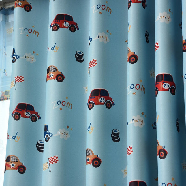 Sininen pimennysverho autoilla lastenhuoneeseen