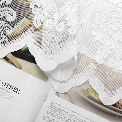 Valkoinen valoverho klassisella damaskikuviolla