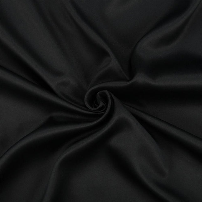 Paksu pimennysverho makuuhuoneen ikkunaan