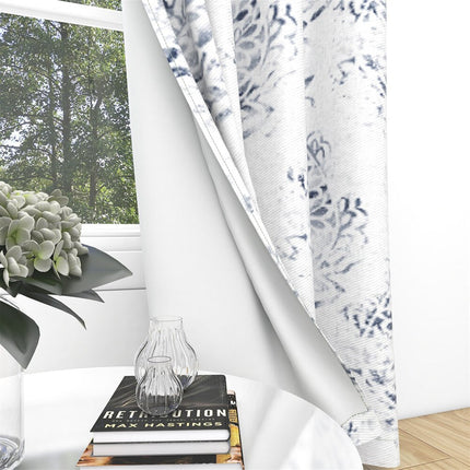 Valkoinen verho sinisellä abstraktilla kuviolla