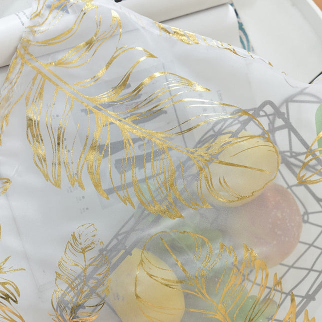 Valoverho elegantilla kultaisella höyhenkuviolla