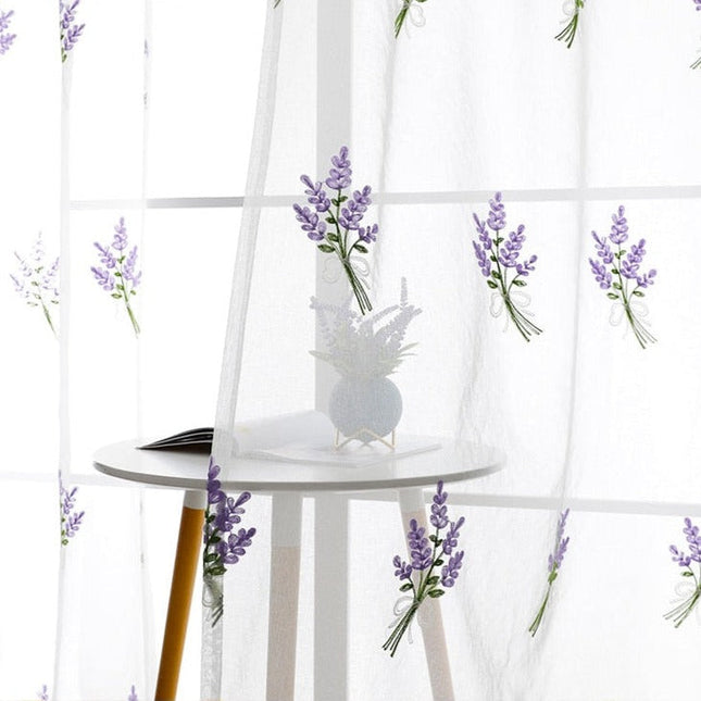 Kirjailtu valkoverho laventelikuviolla keittiöön