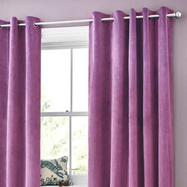 Malvanvärinen samettinen pimennysverho