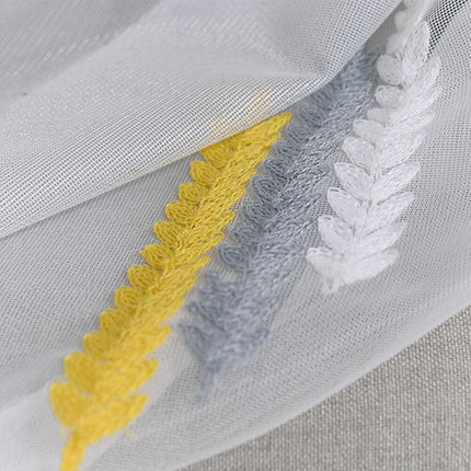 Kirjailtu valoverho geometrisella kuviolla