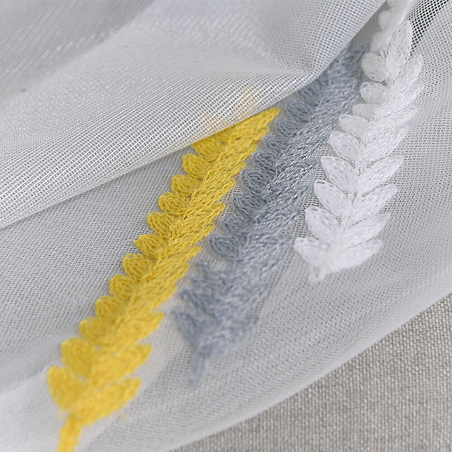 Kirjailtu valoverho geometrisella kuviolla