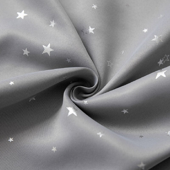 Harmaa pimennysverho tähtikuviolla lastenhuoneeseen