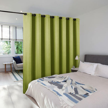 Pimennysverho tilanjakajaksi makuuhuoneeseen