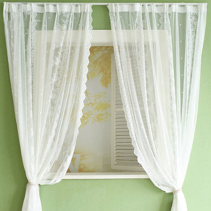 Valkoinen pitsikuvioinen valoverho olohuoneeseen