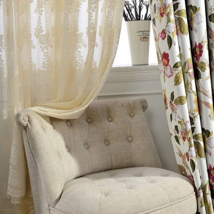 Elegantti valkoverho klassisella kuviolla