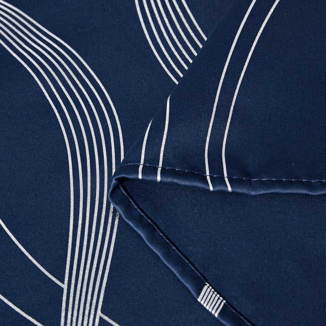 Sininen pimennysverho hopealla aaltokuviolla