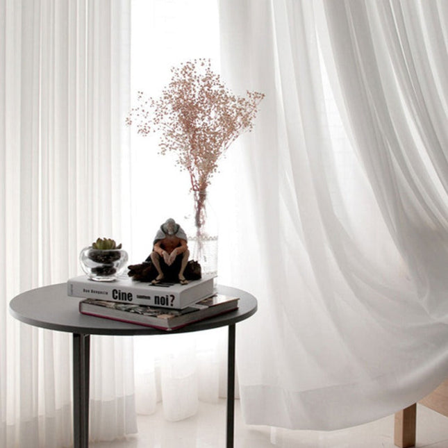 Yksinkertainen valkoinen ohut valoverho