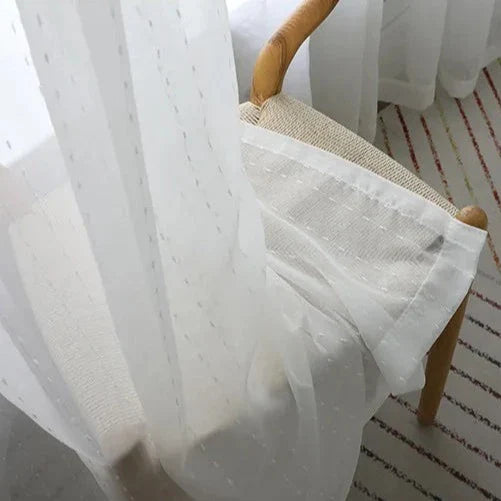 Valoverho kauniilla pilkkukuviolla