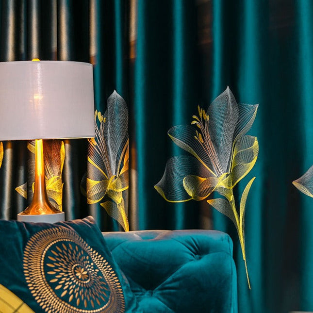 Sinivihreä pimennysverho kultaisella kukkakuviolla