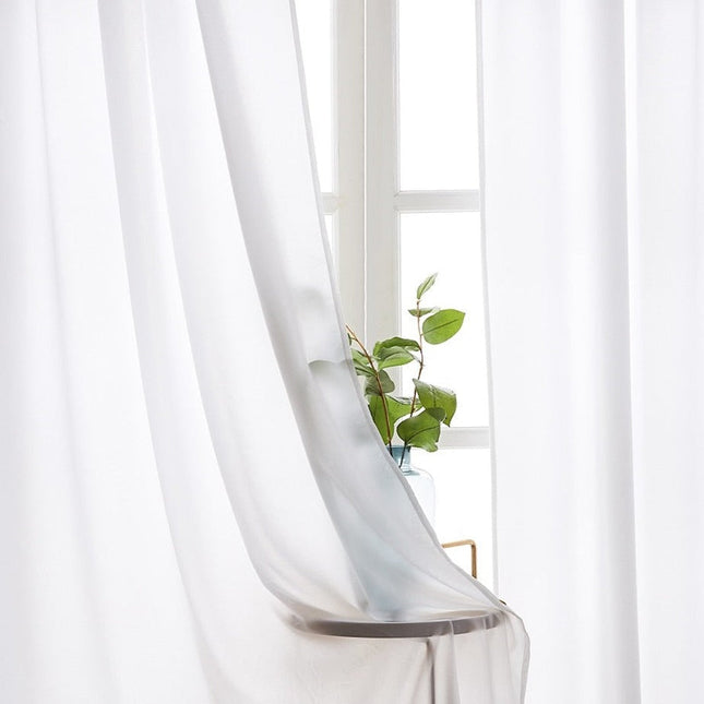 Yksivärinen vaalea läpikuultava valkoverho