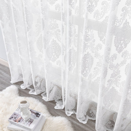 Elegantti valkoinen valoverho damastikuviolla