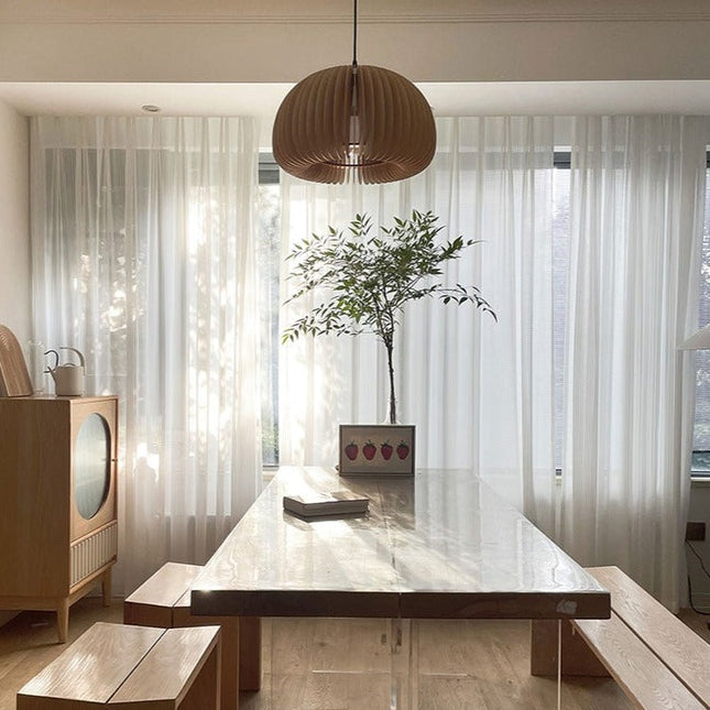 Valkoinen pystysuoraan laskostettu valkoverho