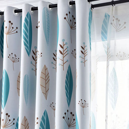 Sininen pimennysverho moderneilla lehtikuvioilla