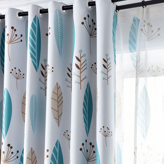 Sininen pimennysverho moderneilla lehtikuvioilla