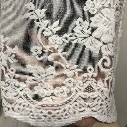 Valkoinen valoverho burnout-kukkakuviolla