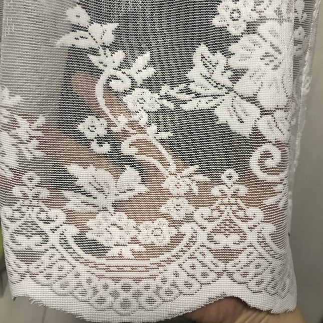 Valkoinen valoverho burnout-kukkakuviolla