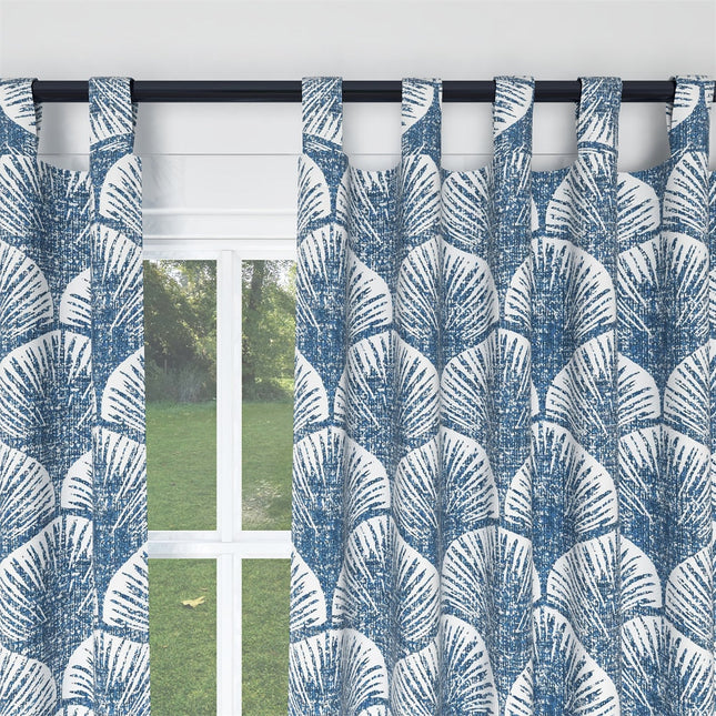 Sinivalkoinen verho simpukkakuviolla