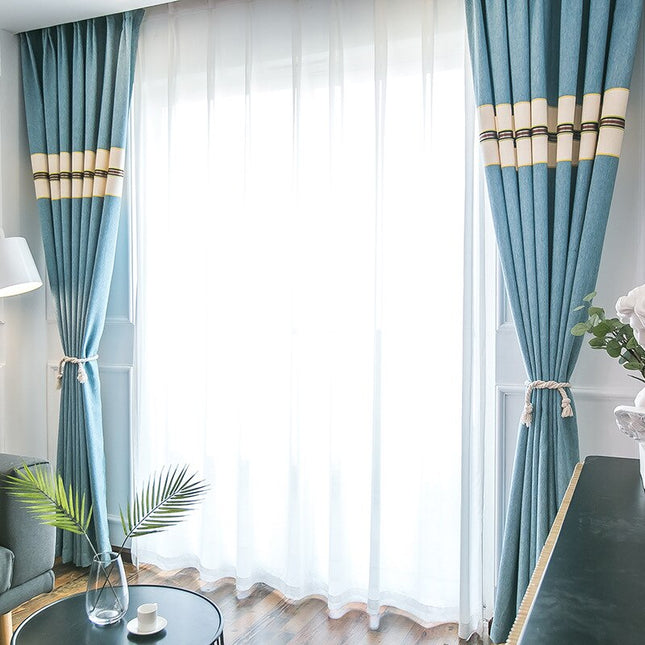 Sininen verho beigellä yläreunalla