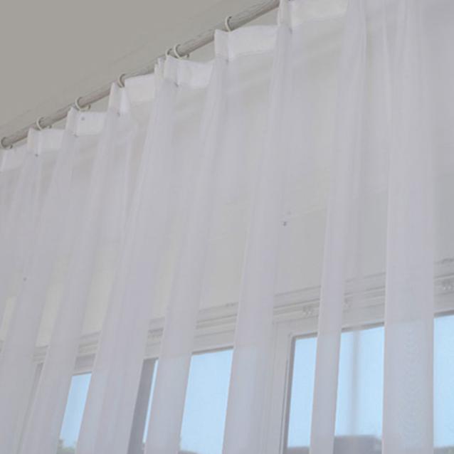 Valkoinen läpikuultava valoverho