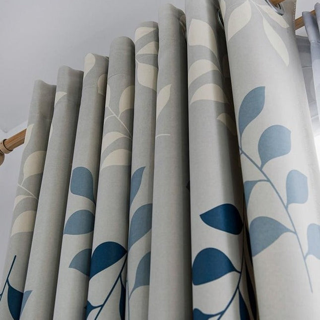Sininen verho tyylikkäällä lehtikuviolla
